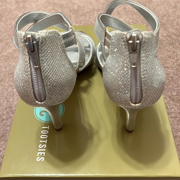 Mootsie Tootsies Silver Sandals with Heel, Size 8.5 - Picture 3 of 7